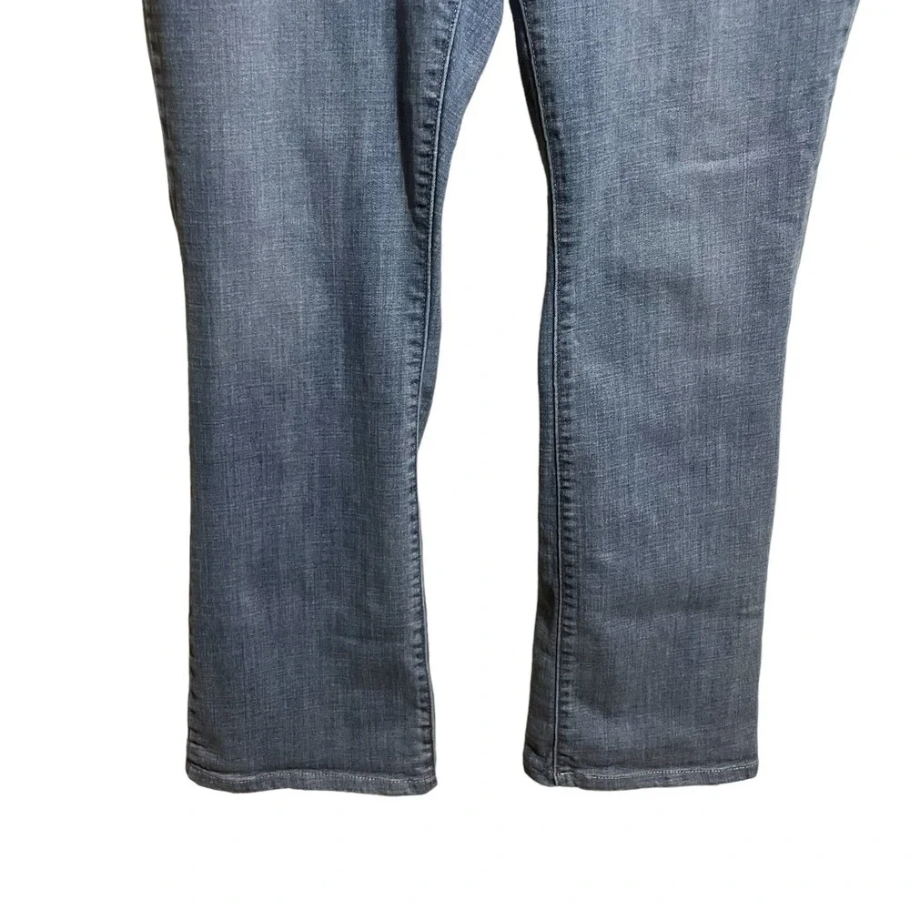Levis Jean Women sz 32 Classic Bootcut 14M 34x29 Blue Denim Stretch Pants Casual